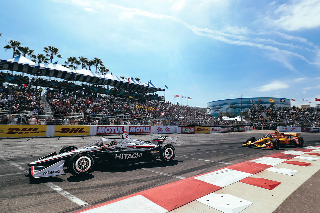 グロージャンのアタックを巧みに交わしポジションを守るジョセフ・ニューガーデン