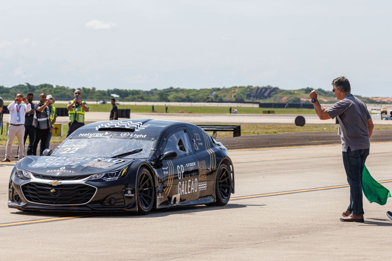 イベント前日には、クラウディオ・カストロ州知事が同乗し、カカ・ブエノがデモランを担当した