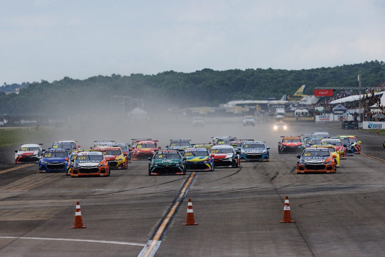 オープニングのレース1、そしてリバースのレース2ともに、ホームストレートエンドでは“7ワイド”の攻防が繰り広げられた