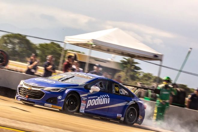 スペシャルカラーをまとったフェリペ・マッサ(ルブラックス・ポディウム/シボレー・クルーズ)は、予選9番手からレース1で6位入賞を果たした