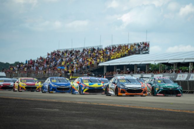 レース2序盤はセカンドロウ発進のチアゴ・カミーロ(イピランガ・レーシング/トヨタ・カローラ)が隊列を率いた