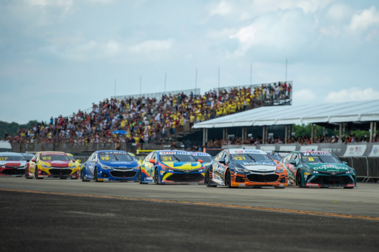 レース2序盤はセカンドロウ発進のチアゴ・カミーロ（イピランガ・レーシング／トヨタ・カローラ）が隊列を率いた