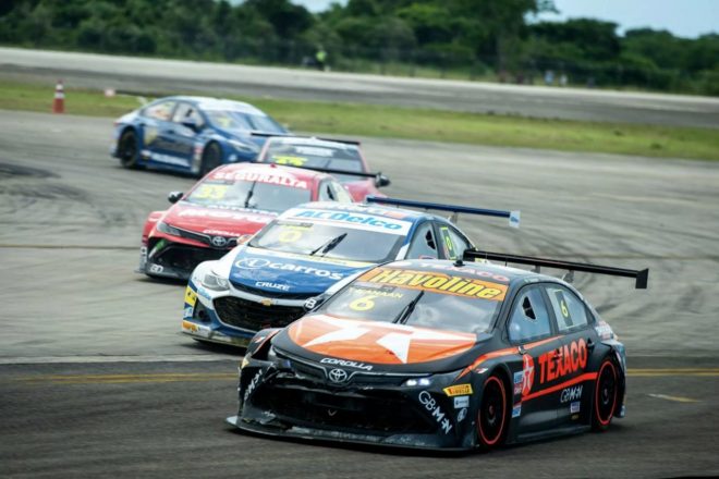 初開催イベント、空港設定の広大なトラックにより、週末はアクシデント多発の展開となった