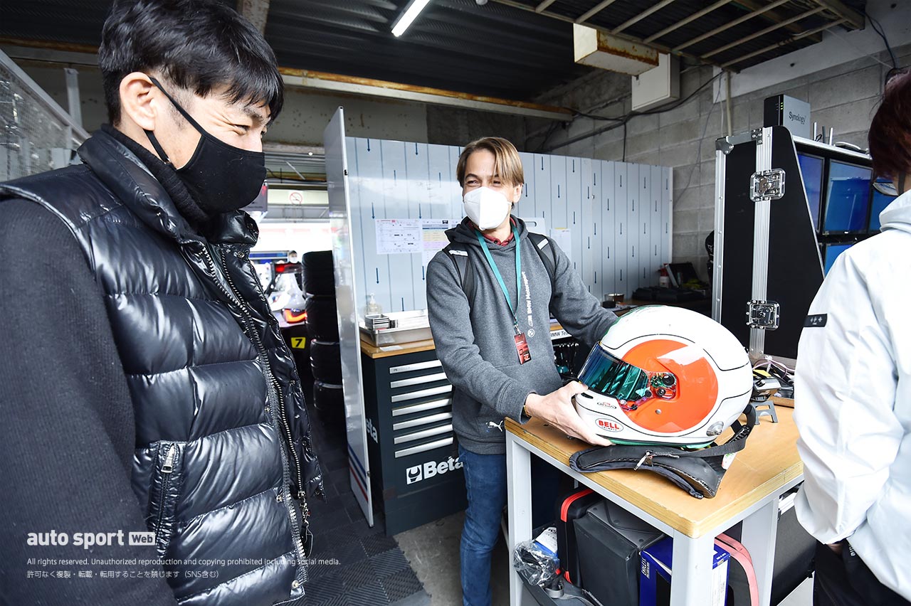 2022スーパーGT第1戦岡山に登場したアウグスト・ファーフス（Studie BMW M4）が鈴木康昭代表と話し込む。