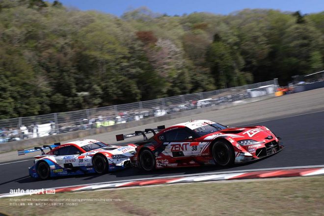 2022スーパーGT第1戦岡山　ZENT CERUMO GR SupraとDENSO KOBELCO SARD GR Supraの3位争い