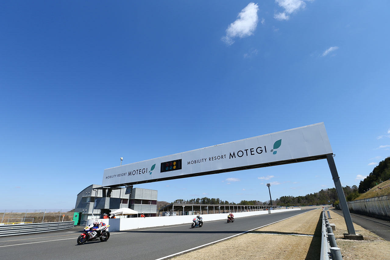 バックストレートの看板。ロゴも変更されている