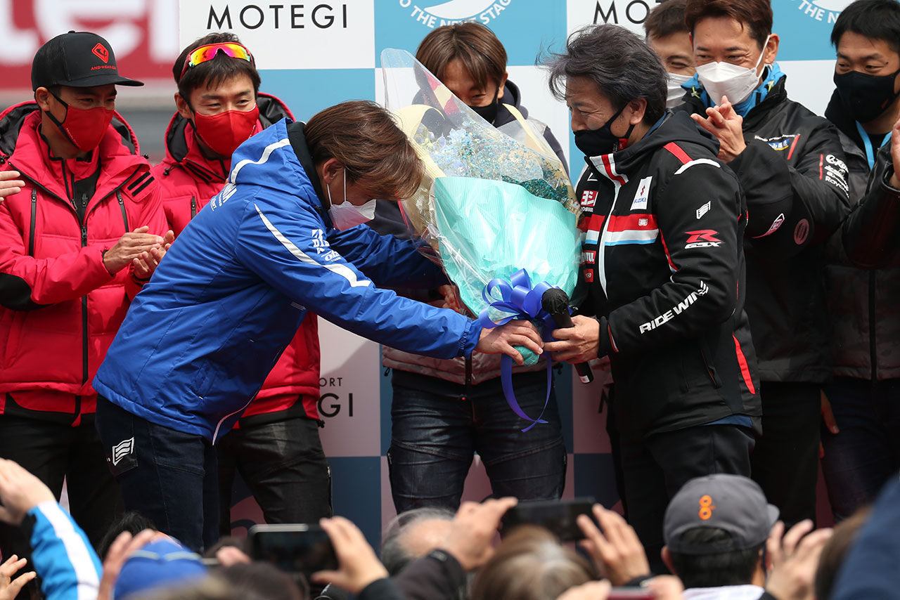 サプライズで引退セレモニーが催され、ライバルだった中須賀克行選手から花束贈呈