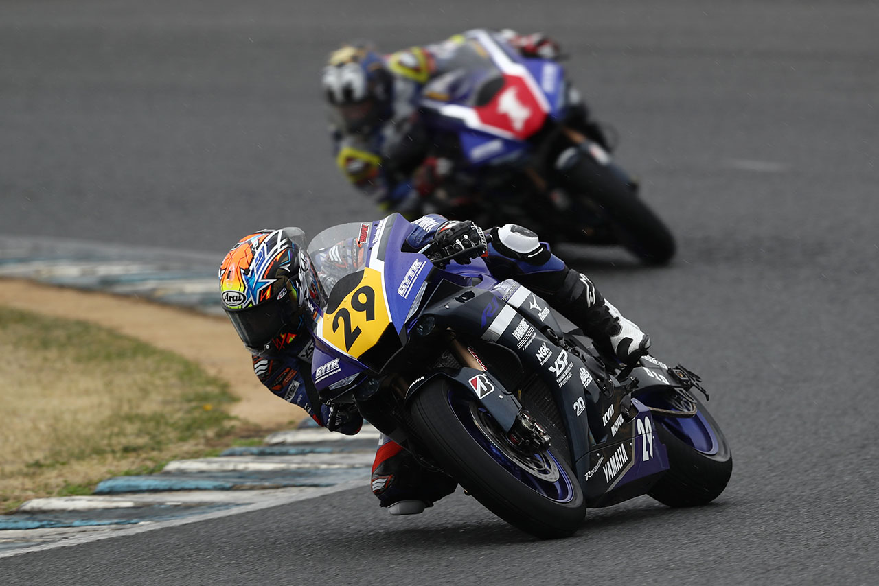 JSB1000 レース2 一時はトップに躍り出たが……