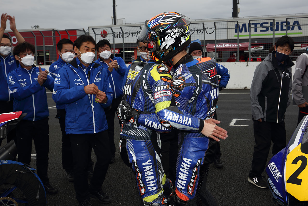 レース2後、中須賀克行選手と健闘を称えあう。吉川和多留監督も嬉しそう