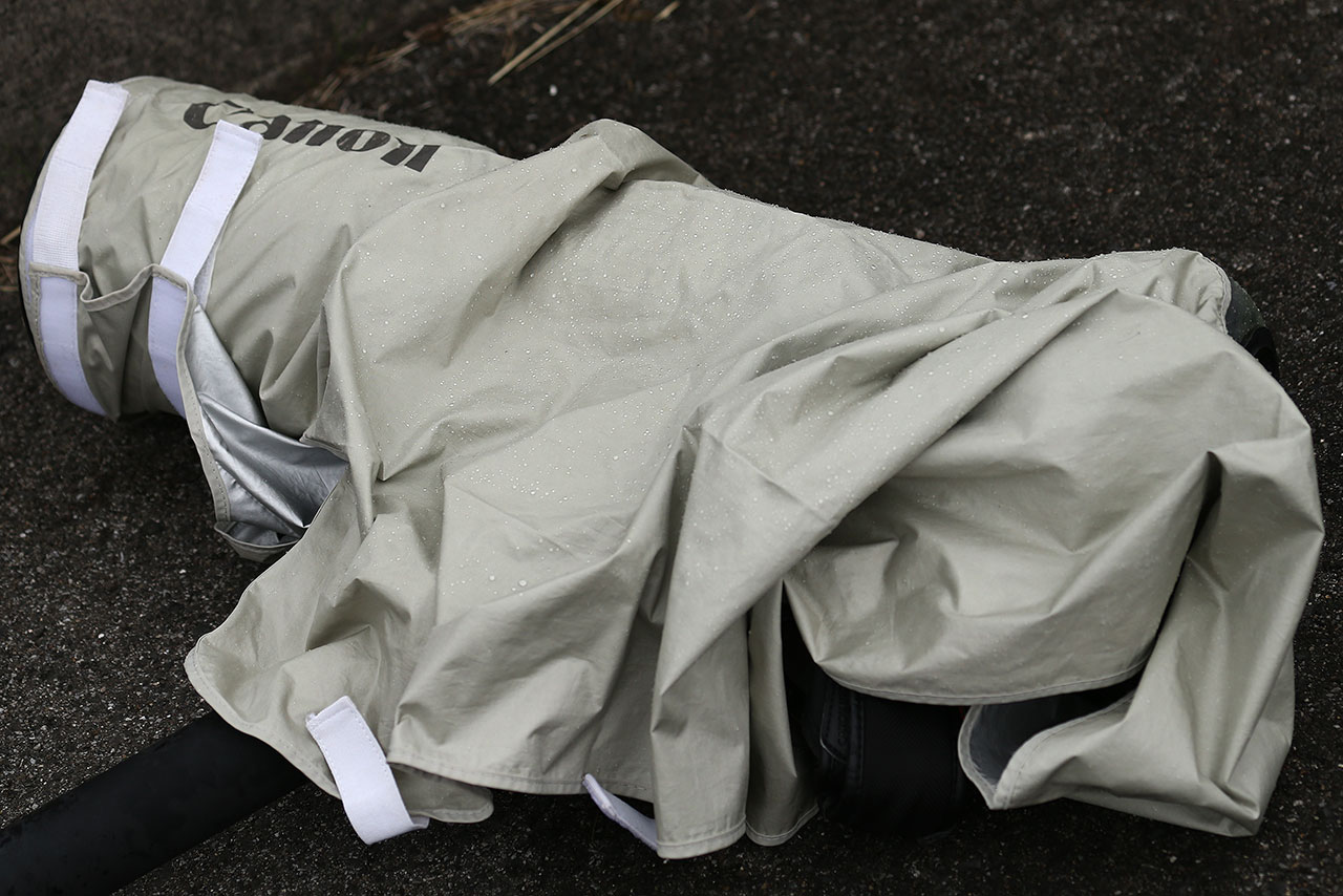 雨が降るとカメラにもカッパを装備