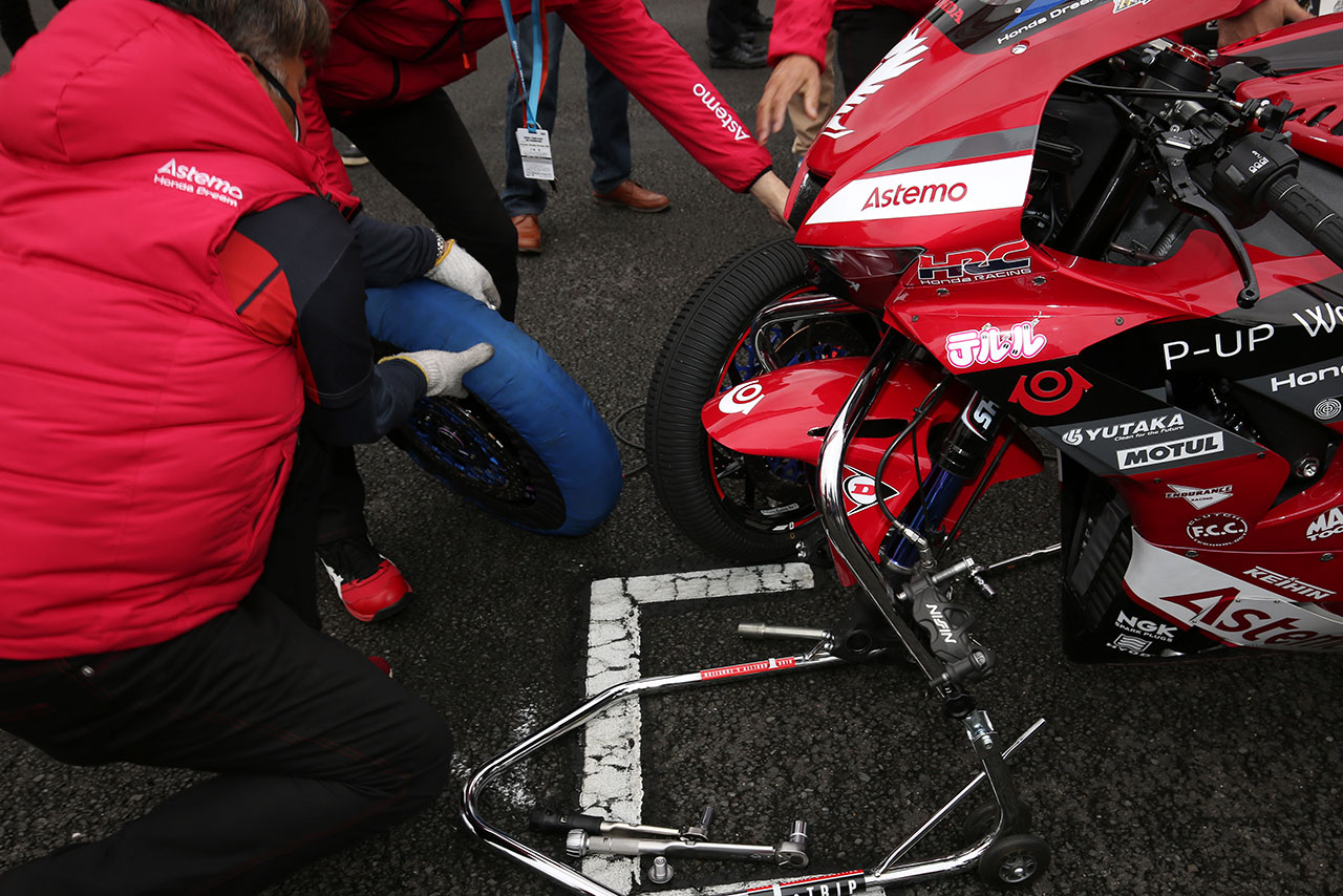 Astemo Honda Dream SI Racingのグリッド上でのタイヤ交換（ウエット→スリック）