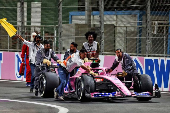 F1第2戦サウジアラビアGPでマシントラブルに見舞われたフェルナンド・アロンソ（アルピーヌ）