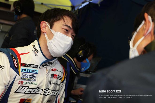 2022スーパーGT第1戦岡山の公式予選Q1を2番手で通過し、ピットでは笑みが溢れた阪口晴南（WedsSport ADVAN GR Supra）