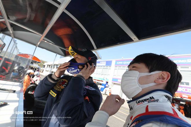 2022スーパーGT第1戦岡山の公式予選Q2、国本雄資のアタックを見守る阪口晴南と坂東正敬監督