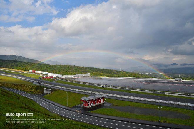 昼ごろから富士スピードウェイは雨が降り、虹もかかった。