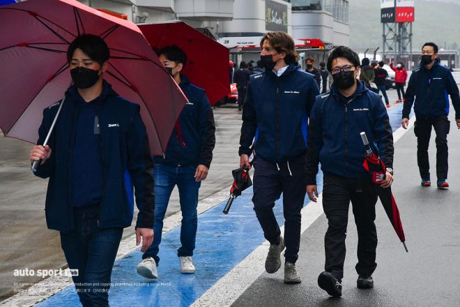 コースウォークを行うTeam LeMans Audi R8 LMSのメンバー