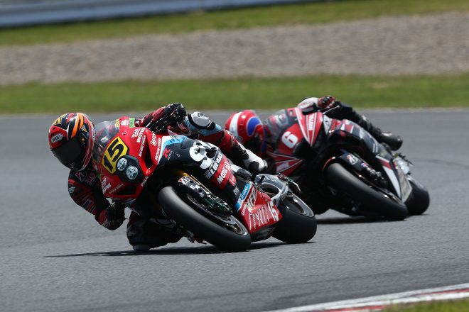 最終ラップで亀井雄大選手をパスする渡辺一樹選手（YOSHIMURA SUZUKI RIDEWIN）
