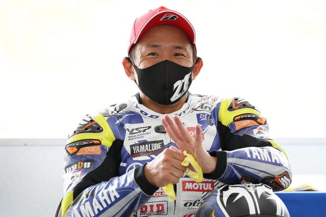 記者会見場で渡辺一樹選手のインタビューを聞く中須賀克行選手