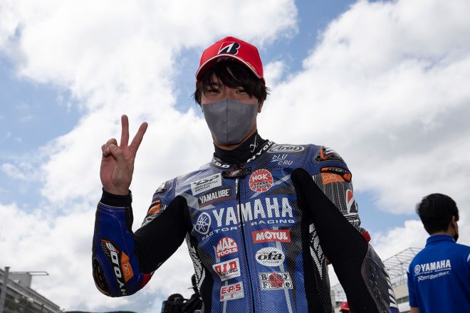 痛みがあるにもかかわらず、レース後に笑顔で応えてくれた岡本裕生選手