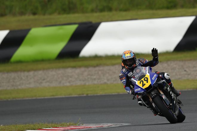 観客に応える岡本裕生選手。SUGOはST600で勝っているサーキットであり、JSB1000初優勝の期待が高まる