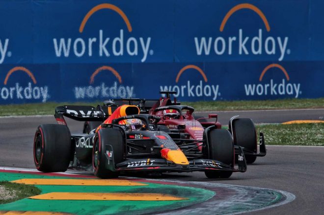 2022年F1第4戦エミリア・ロマーニャGP　マックス・フェルスタッペン（レッドブル）とシャルル・ルクレール（フェラーリ）のバトル