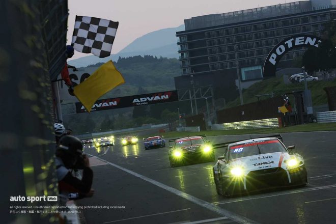 最大延長時間を迎え、SC先導、かつイエローとチェッカーが同時に振られるなかTANAX GAINER GT-Rがトップで通過し優勝