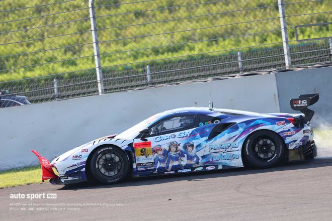 接触の際にARTA NSX GT3のフロントフェンダーがPACIFIC hololive NAC Ferrariに引っ掛かってしまう
