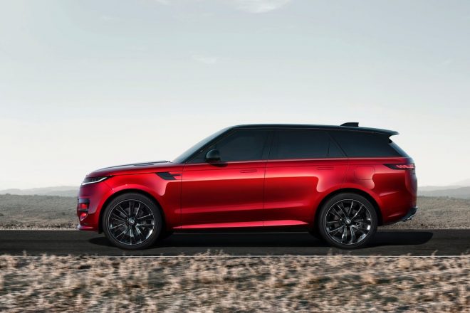 あらゆるパワートレインに対応するランドローバーの先進アーキテクチャー“MLA-Flex(flexible Modular Longitudinal Architecture)”を採用