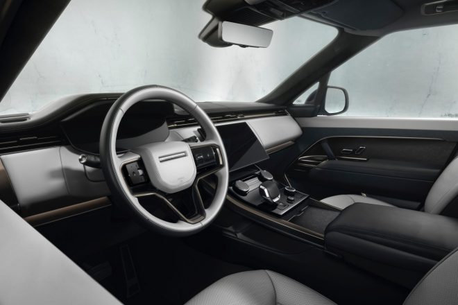 トルクベクタリングバイブレーキング付き電子制御アクティブディファレンシャルや、コンフィギュアブルプログラムを組み合わせた“ストーマーハンドリングパック”も用意