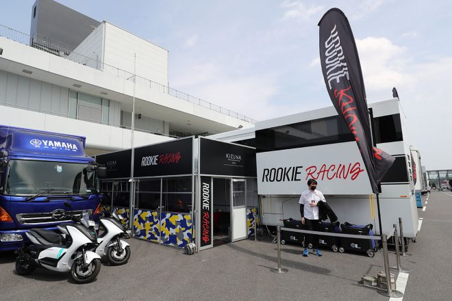 YAMAHA FACTORY RACINGのトラックと同じ大きさの仮設ラウンジ
