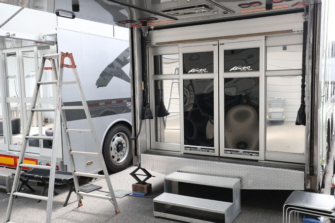 KONDO Racing Teamは自動ドア付きのモーターホーム。脚立と比べてもその大きさが分かる