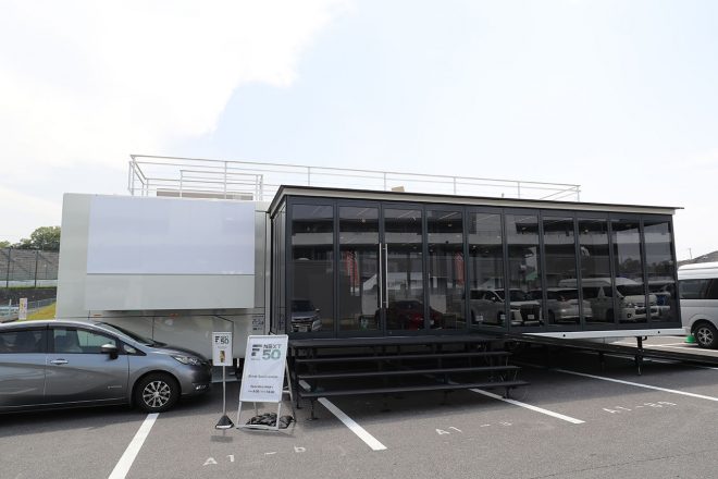 移動式のラウンジでしょうか？どういう構造なのでしょう？車と比べてもすごい大きさ