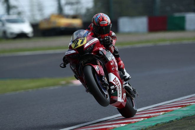 JSB1000へスイッチした作本輝介選手（Astemo Honda Dream SI Racing）。デグナーふたつ目をフロントタイヤを豪快に浮かして駆け抜けていく