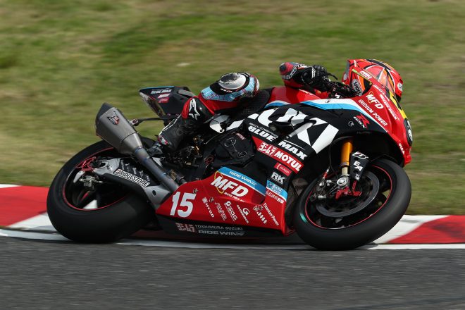 日立Astemoシケインにてゼブラぎりぎりを攻める渡辺一樹選手（YOSHIMURA SUZUKI RIDEWIN）
