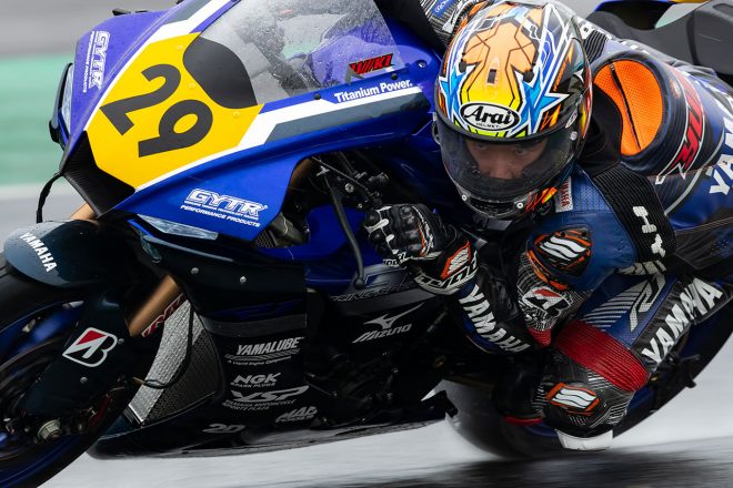 ヘルメット越しの目線も雨ならではのカッコイイ瞬間。岡本裕生選手（YAMAHA FACTORY RACINT TEAM 2）