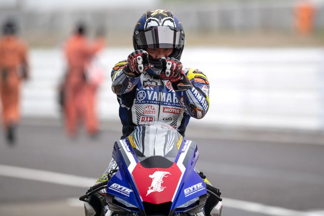 パルクフェルにて勝利を喜ぶ中須賀克行選手。JRPAアワード2021特別賞受賞。このようなパフォーマンスもフォトジェニック