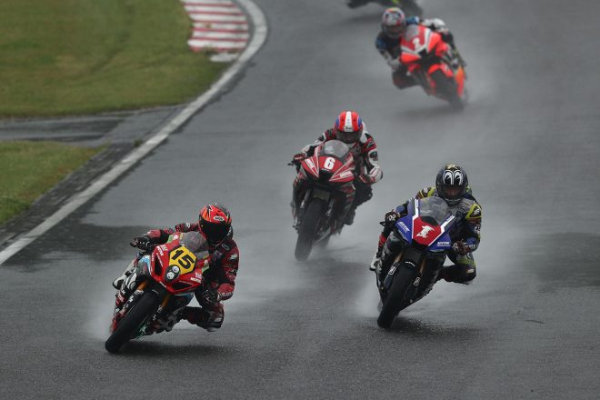 セーフティカー解除後、残り4ラップの超スプリントレースへ！