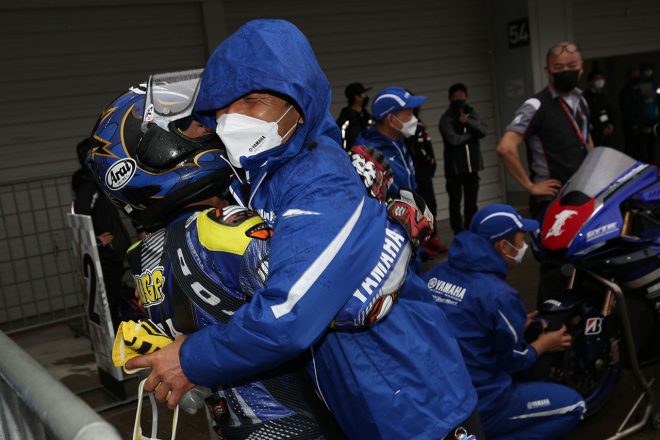 パルクフェルメで吉川和多留監督と勝利を喜ぶ中須賀克行選手