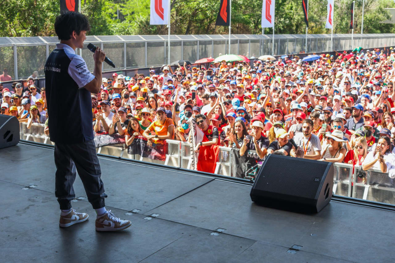 ファンミーティングに参加する角田裕毅（アルファタウリ）