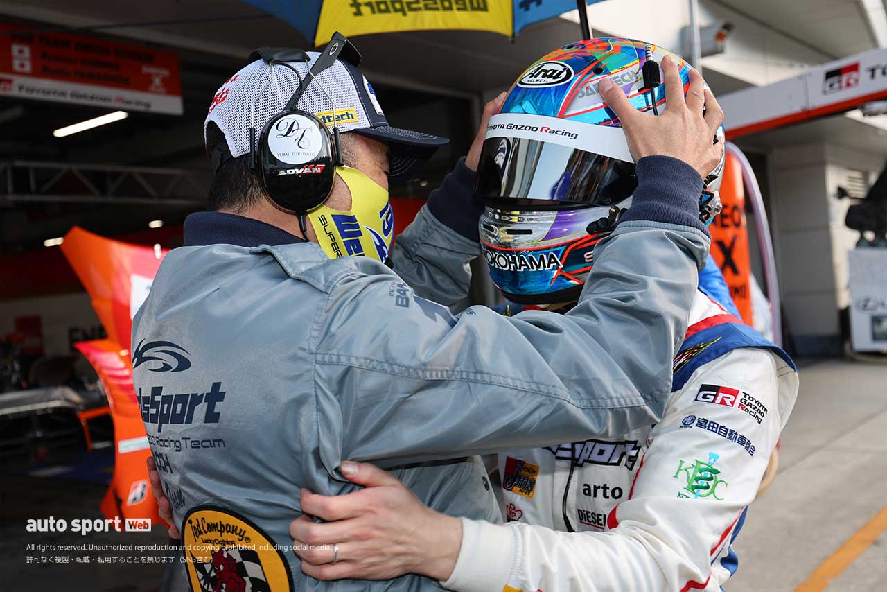 ポールポジションを掴んだ阪口晴南に「ありがとう！　速さを見せられるクルマとタイヤでよかった。本当にありがとう！」と伝える坂東正敬監督