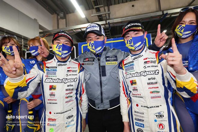 2022スーパーGT第2戦富士　PP獲得を喜ぶ国本雄資／坂東正敬監督／阪口晴南＆2022WedsSport Racing Gals