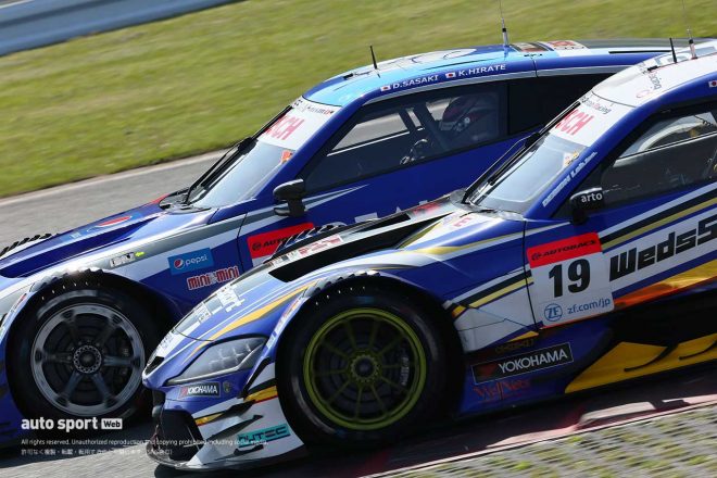 2022スーパーGT第2戦富士　リアライズコーポレーション ADVAN Z（佐々木大樹）とのポジション争いを繰り広げるWedsSport ADVAN GR Supra（阪口晴南）