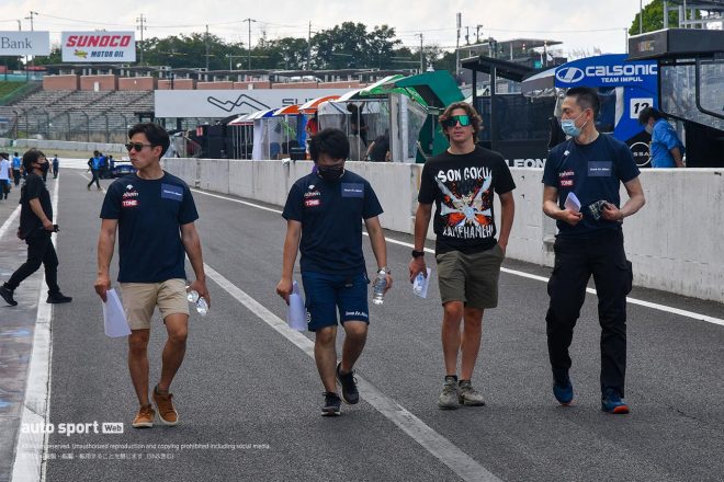 コースウォークに向かうTeam LeMans Audi R8 LMSの片山義章とロベルト・メリ