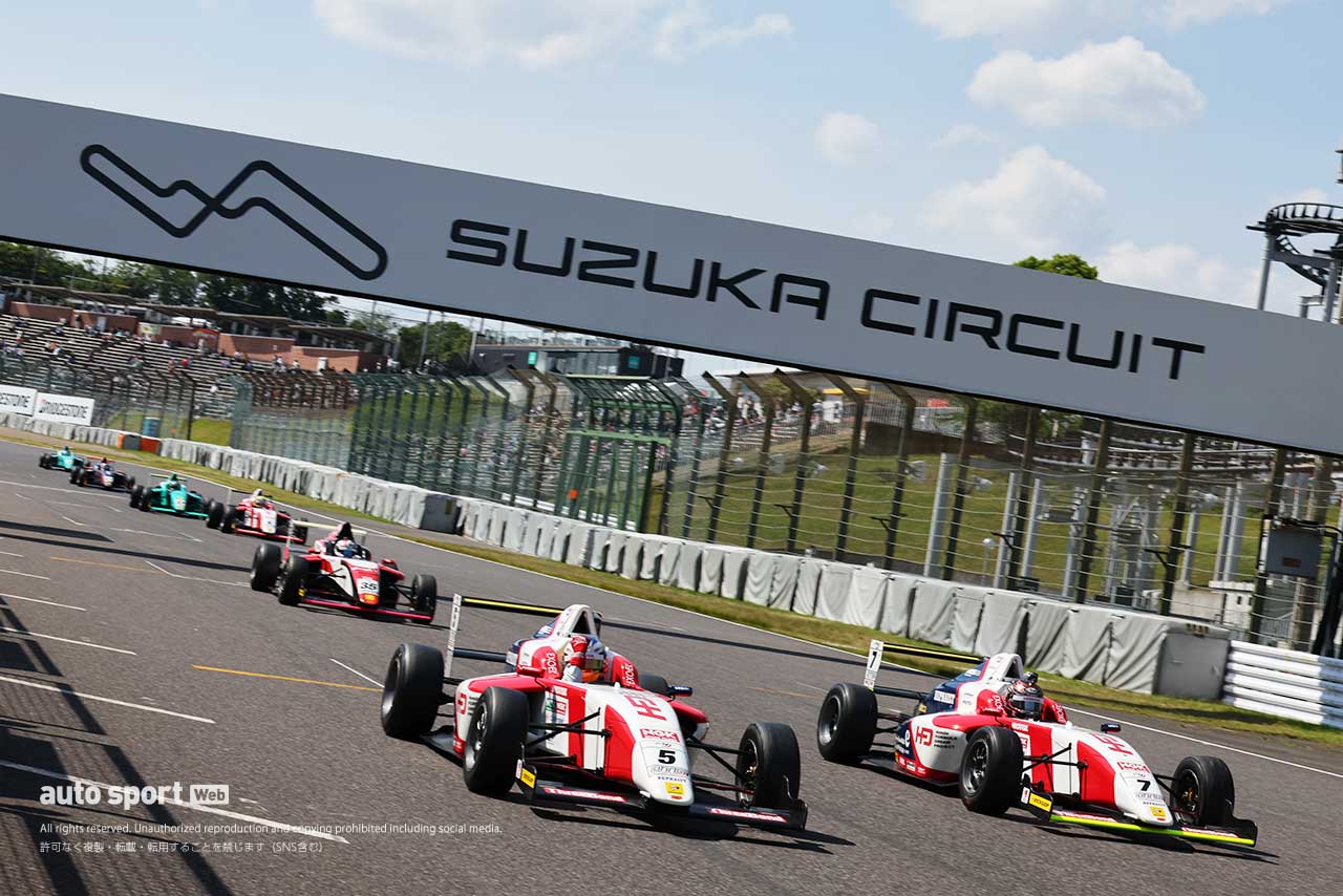 SC先導のなか、トップチェッカーを受けた小出峻（HFDP RACING TEAM）