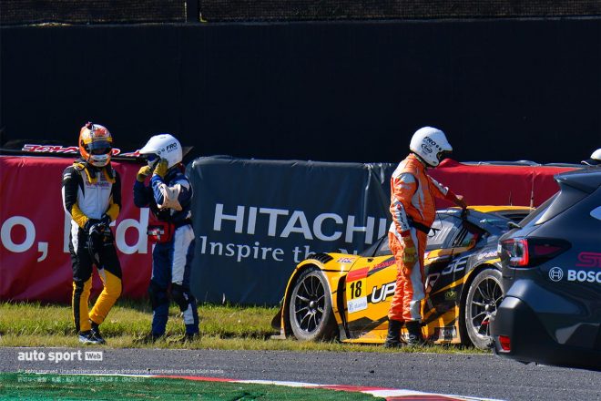 クラッシュ後、車両を降りた太田格之進（UPGARAGE NSX GT3）