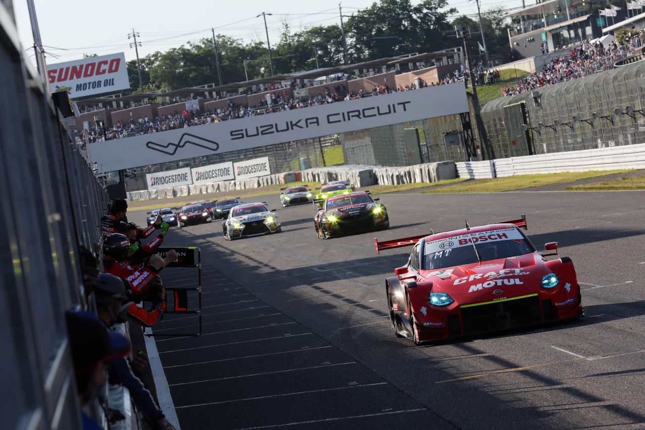 第3戦鈴鹿でトップチェッカーを受けたCRAFTSPORTS MOTUL Z（千代勝正／高星明誠）