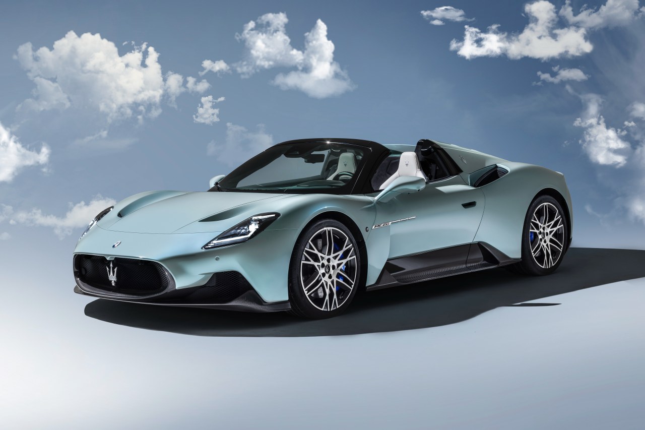 格納式ガラスルーフには、高分子分散型液晶（PDLC）技術によりセンタースクリーンのボタンに触れるだけで、車窓は一瞬にして透明から曇った状態へと変化する最先端のエレクトロクロミック（スマートガラス）ウインドウを採用した