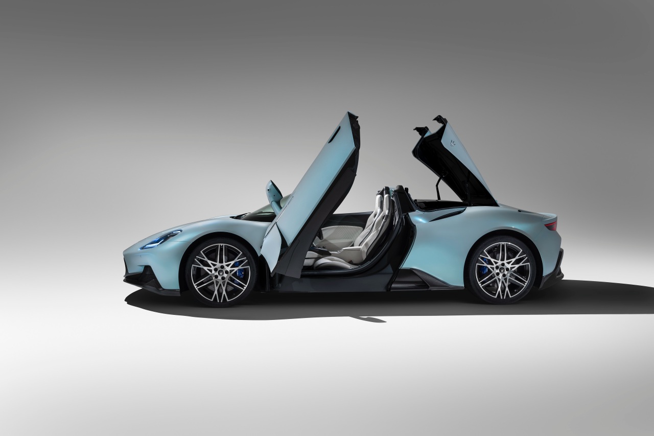 風洞テストではルーフの開閉状態に関わらず全方向から検証し、クーペと比べた重量の増加はわずか65kgに抑制した