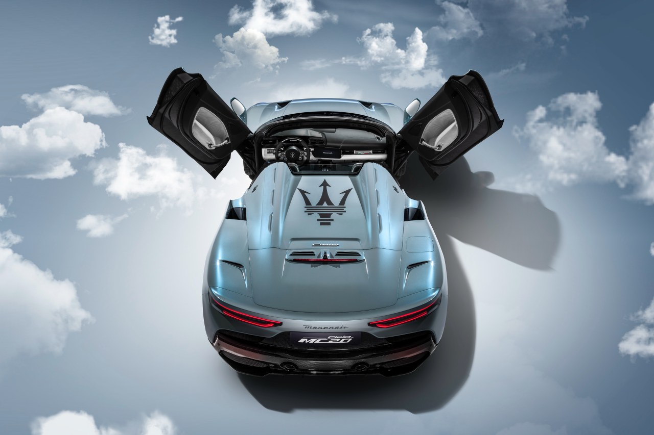 ローンチカラーは、カスタマイズプログラム“フォーリセリエ”で提供される新しい3層のメタリックカラー“アクアマリーナ”が用いられ、光との相互作用で驚くような色彩の変化を見せる