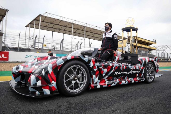 2020年ル・マン24時間レースでの、トロフィー返還セレモニーの様子